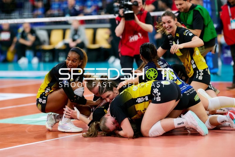 Jubel von Irene Ramos Mencia (2; VfB Suhl LOTTO Thüringen), Sanaa Dotson (9; VfB Suhl LOTTO Thüringen) und McKenzie Foley (8; VfB Suhl LOTTO Thüringen)