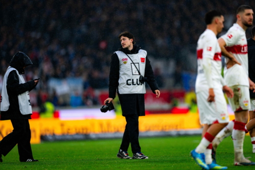 Person am Spielfeldrand mit Kamera