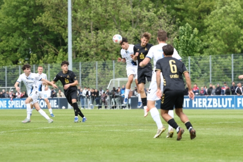 Kopfball-Duell in Aktion