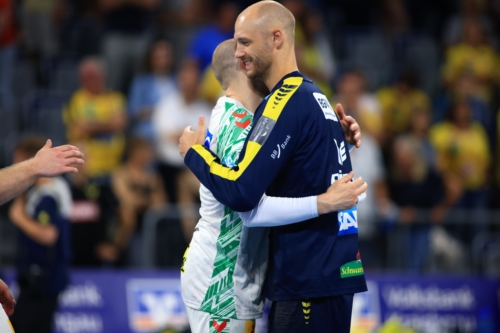 Spieler von Rhein Neckar Löwen und SC Magdeburg umarmen sich nach Spiel