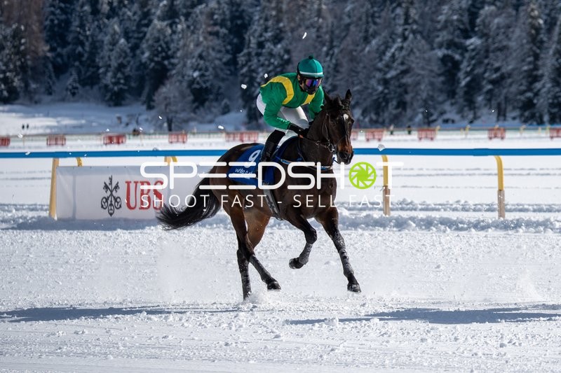 Jockey reitet Pferd im Schnee