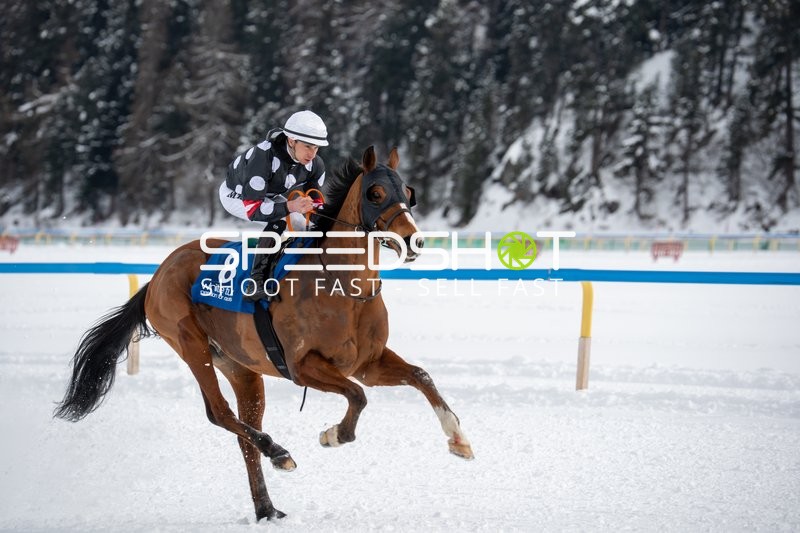 Jockey reitet Pferd im Schnee