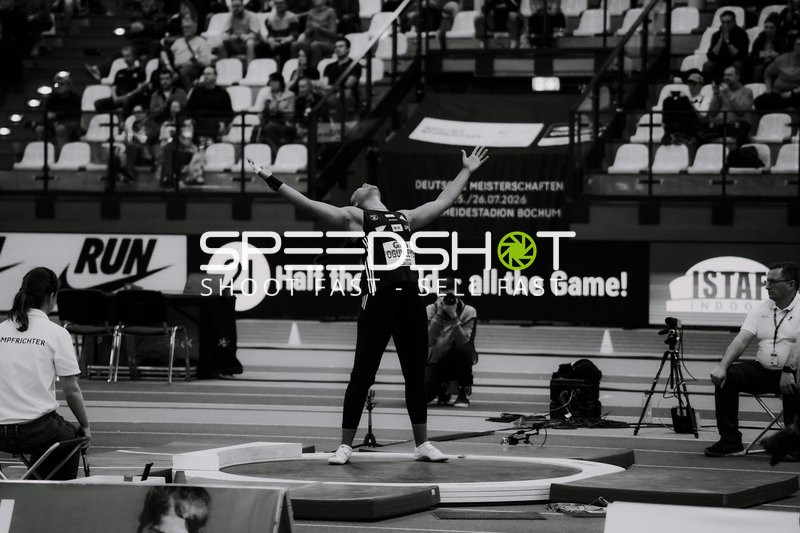 Ogunleye feiert Kugelstoß