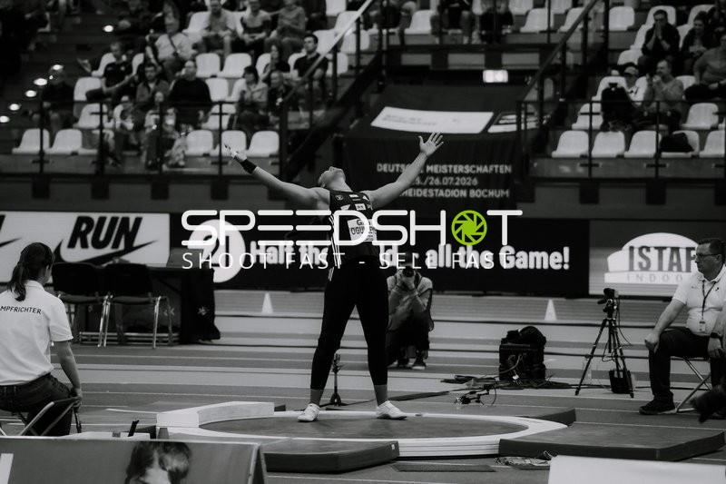 Athlet jubelt im Kugelstoßkreis