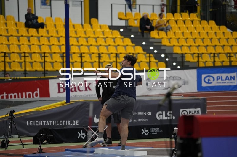 Athlet beim Kugelstoßen