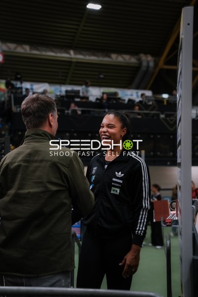 Athletin lacht im Gespräch