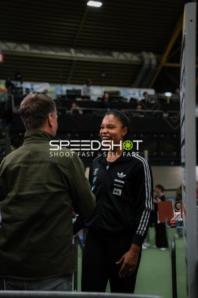 Athletin lacht im Gespräch