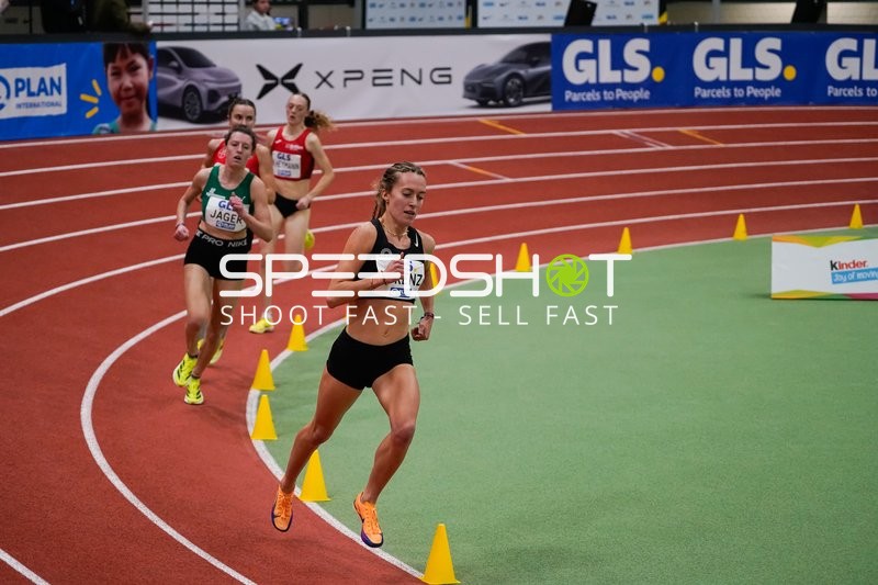 Athletinnen laufen Indoor