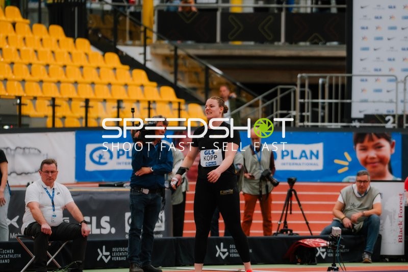 Athletin Kopp im Wurf