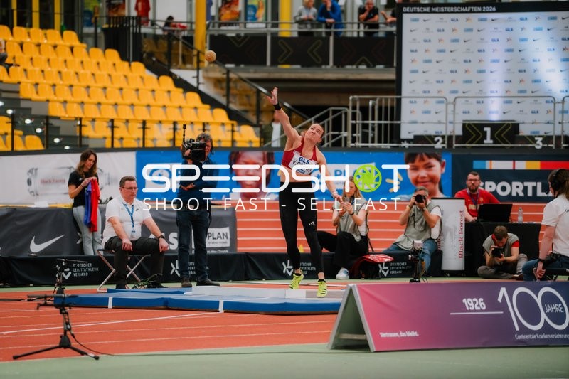 V. Grimm wirft Kugel