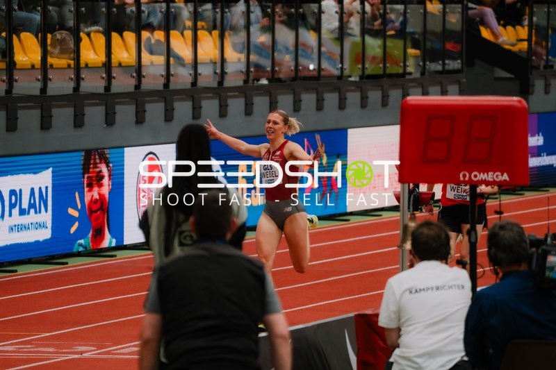 Jubelnde Athletin im Ziel