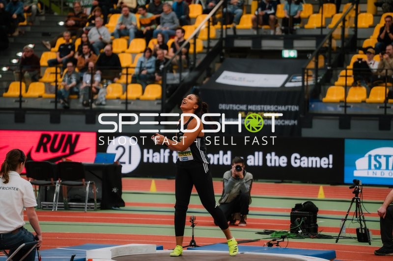 Athletin beim Kugelstoß