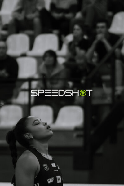 Athletin atmet tief durch