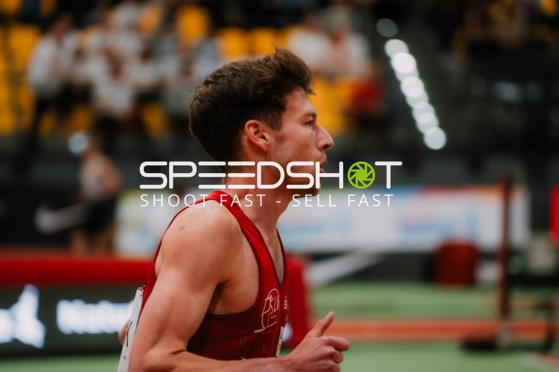 Athlet läuft fokussiert