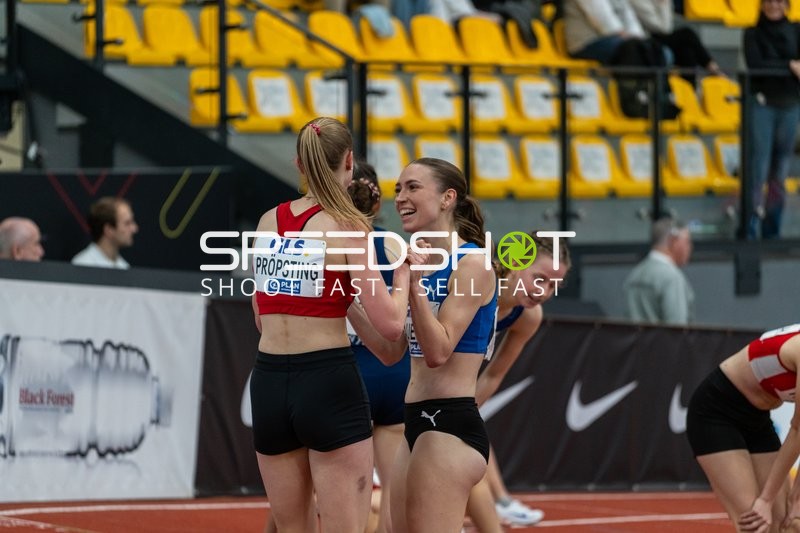 Athletinnen gratulieren sich nach Lauf