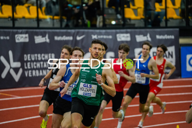 Holzapfel führt Feld an