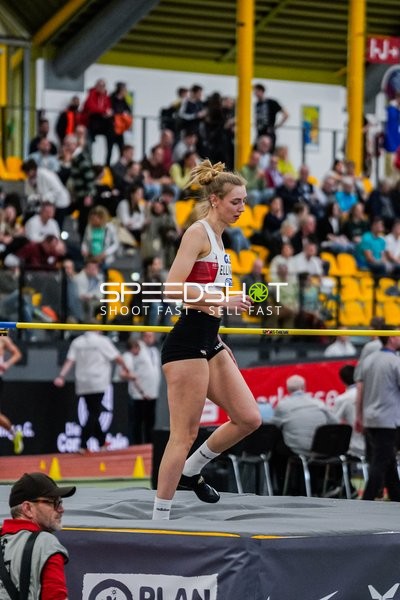 Athletin nach Hochsprung