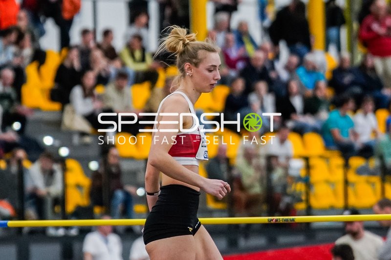 Athletin beim Hochsprung