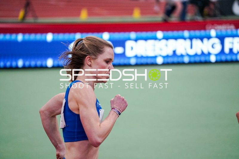 Athletin läuft fokussiert