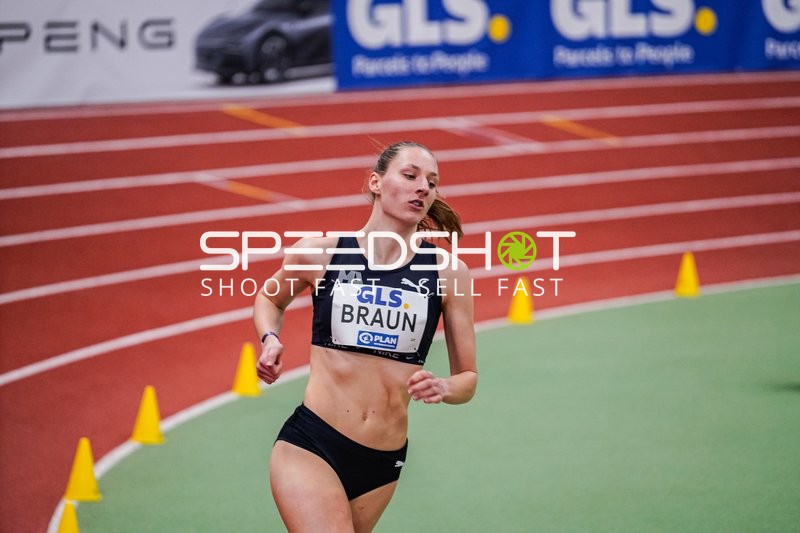 Athletin Braun läuft