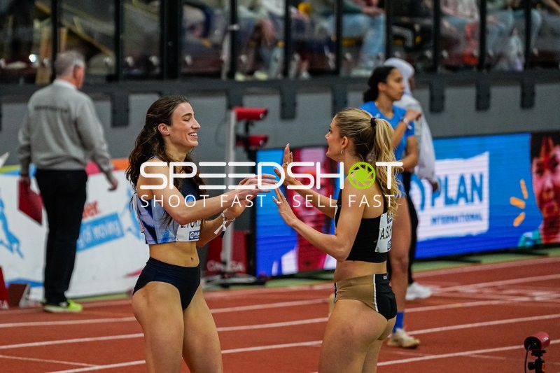 Athletinnen feiern in Dortmund