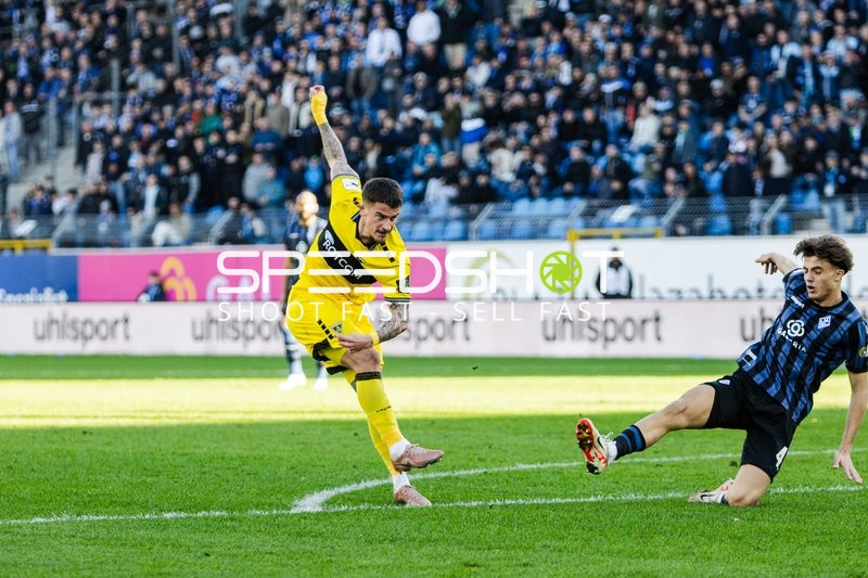 Schuss und Grätsche