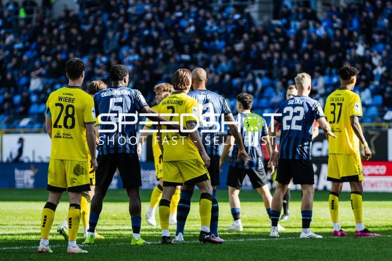 Spieler vor Freistoß