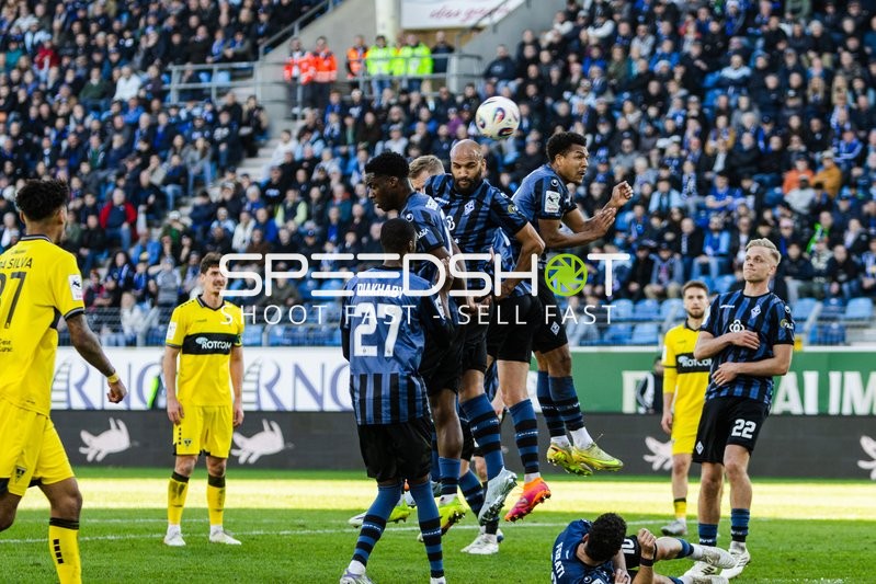 Kopfballduell im Spiel