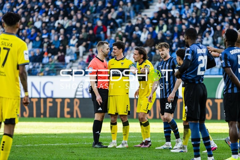 Diskussion mit Schiedsrichter