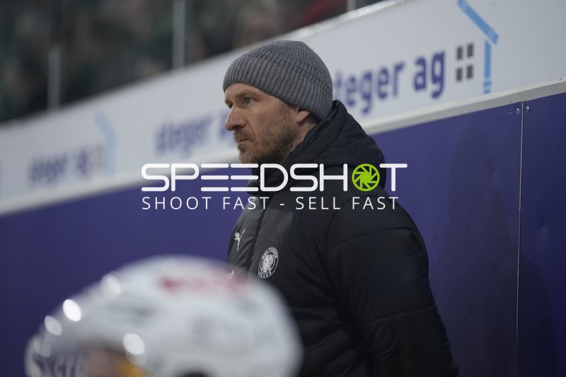 Trainer von EHC Kloten an der Bande