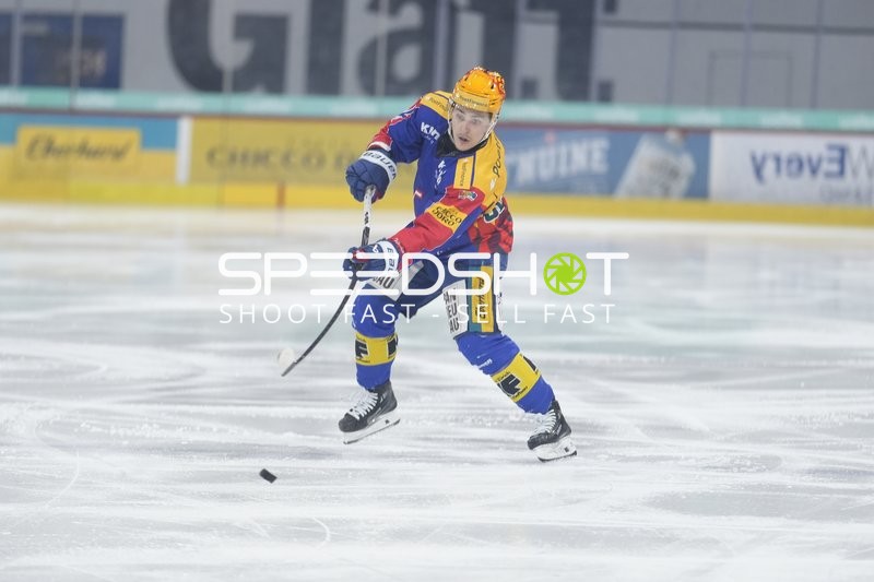 Max Lindroth (55; EHC Kloten) mit Schuss aufs Tor