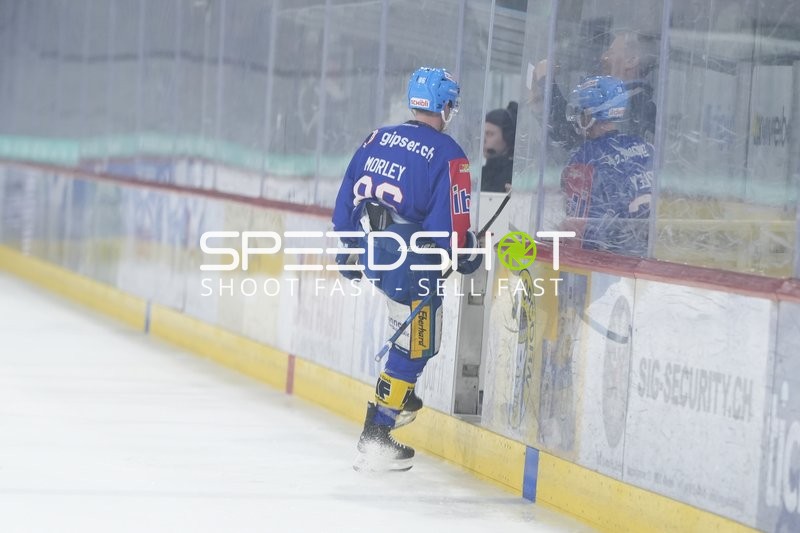 Tyler Morley (86; EHC Kloten) an der Bande