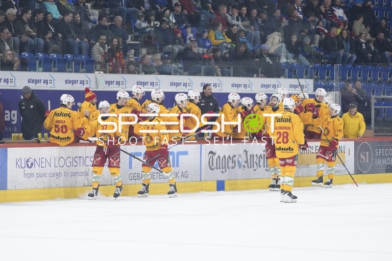 Gelbe Spieler feiern am Spielfeldrand