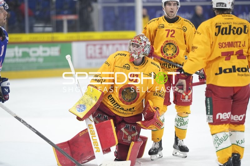 Reto Schäppi (91; EHC Kloten) und SAMUEL ERNI (72; SCL Tigers) in Aktion