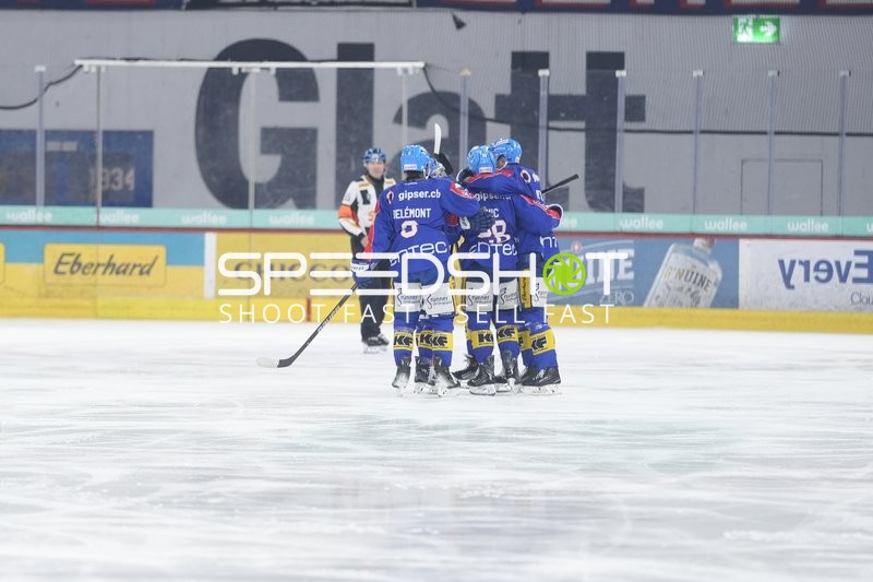 Jubel von Noah Delémont (9; EHC Kloten) und Teamkollegen