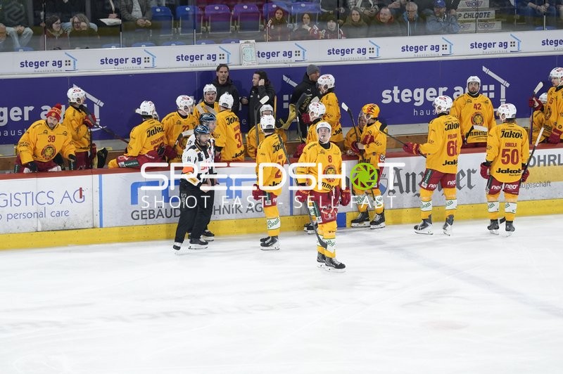 PHIL BALTISBERGER (42; SCL Tigers) und LUCA BOLTSHAUSER (39; SCL Tigers) an der Bande