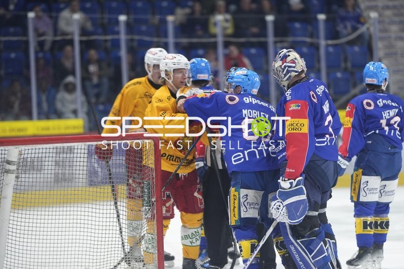 Tyler Morley (86; EHC Kloten) im Zweikampf vor dem Tor