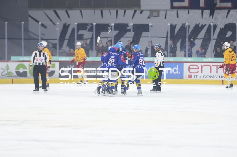 Torjubel von Deniss Smirnovs (27; EHC Kloten)