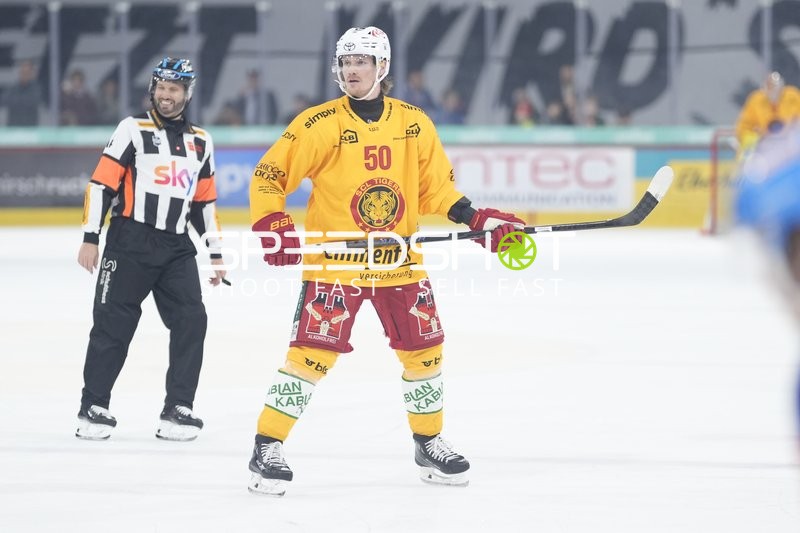 JUUSO RIIKOLA (50; SCL Tigers) auf dem Eis