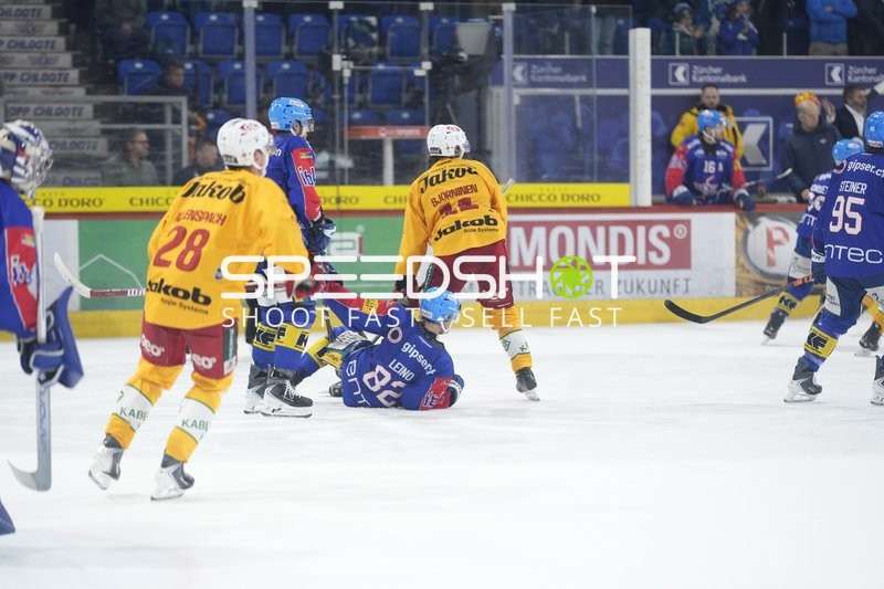 Robert Leino (82; EHC Kloten) am Boden im Zweikampf