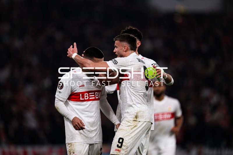 Spieler feiern gemeinsam