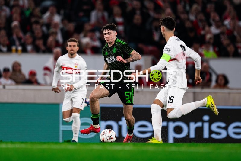 Zweikampf zwischen Colby Donovan (51; Celtic Glasgow) und Maximilian Mittelstädt (7; VfB Stuttgart)