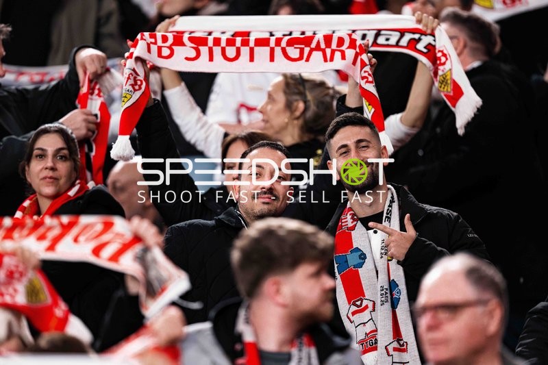 Fans mit VfB Stuttgart Schals