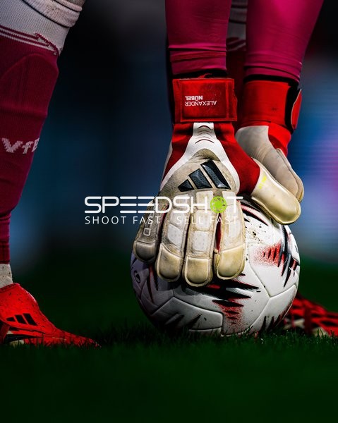 Alexander Nübel (33; VfB Stuttgart) mit Ball