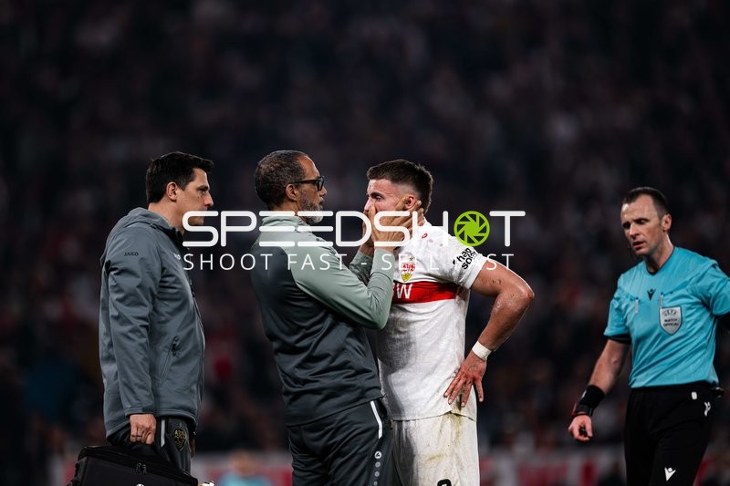 Spieler im Gespräch mit Trainer