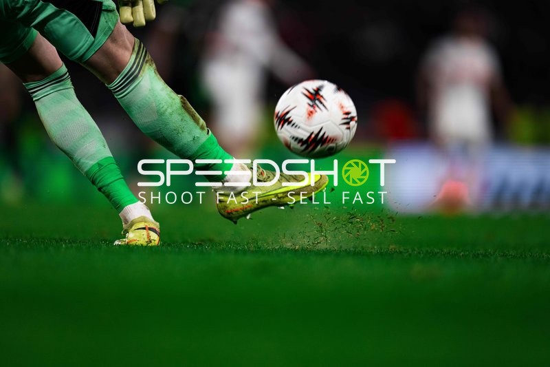 Spieler schießt Ball