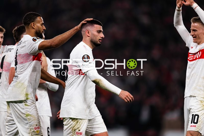 Spieler feiern gemeinsam