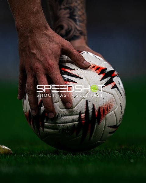 Spieler positioniert Ball