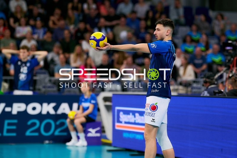 Aufschlag von Aleksa Batak (8; VfB Friedrichshafen)