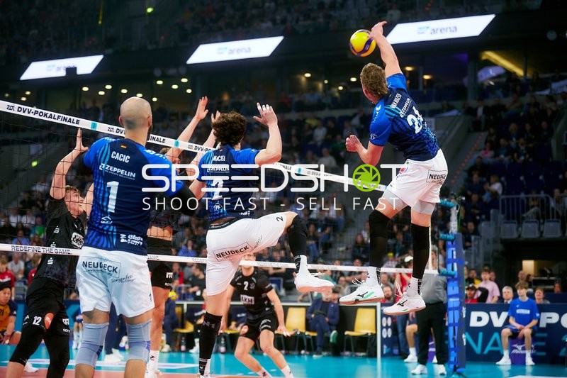 Angriff und Block am Netz